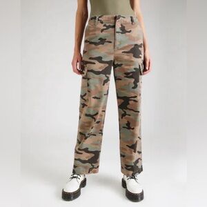 Gap Women’s Regular Camouflage Cargo Pants in Green, Khaki and Black. Size 10T